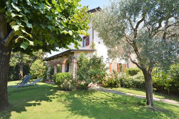 casa indipendente in vendita a Massa