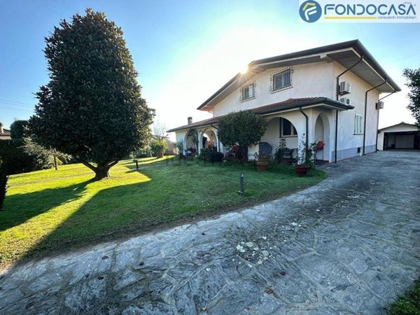 casa indipendente in vendita a Massa