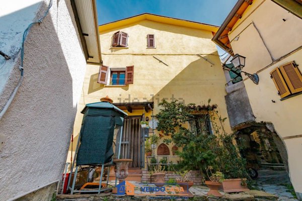 casa indipendente in vendita a Massa in zona Altagnana