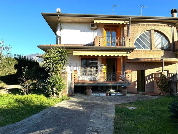 casa indipendente in vendita a Massa in zona Quercioli