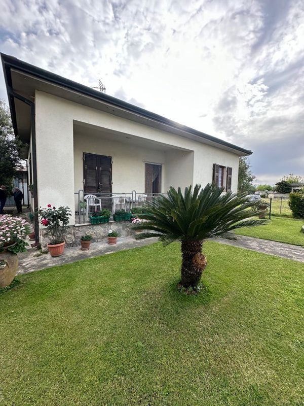 casa indipendente in vendita a Massa in zona Marina dei Ronchi