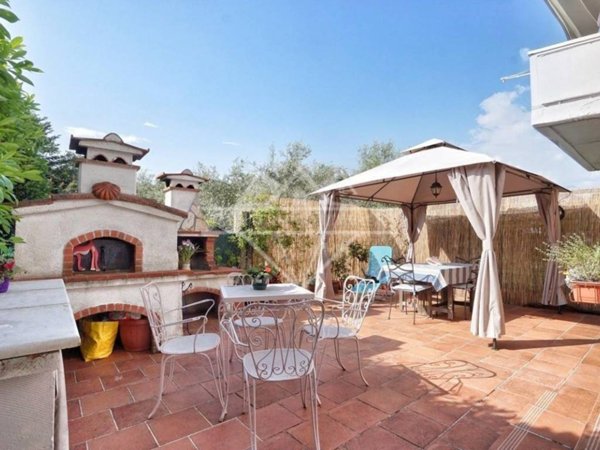 casa indipendente in vendita a Massa in zona Marina di Massa