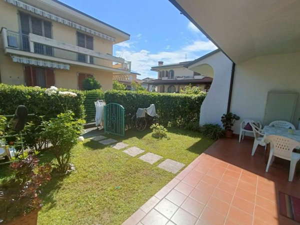 casa indipendente in vendita a Massa in zona Marina di Massa