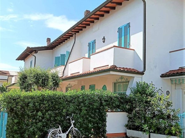 casa indipendente in vendita a Massa in zona Marina di Massa