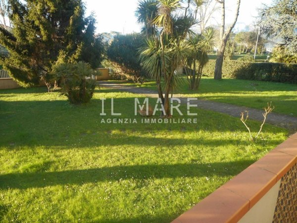 appartamento in vendita a Massa in zona Marina di Massa