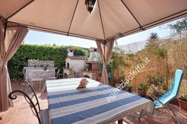 casa indipendente in vendita a Massa in zona Marina di Massa