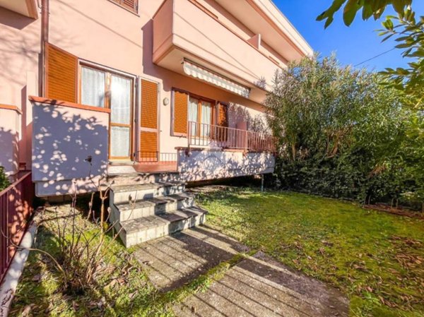 appartamento in vendita a Massa in zona Marina di Massa