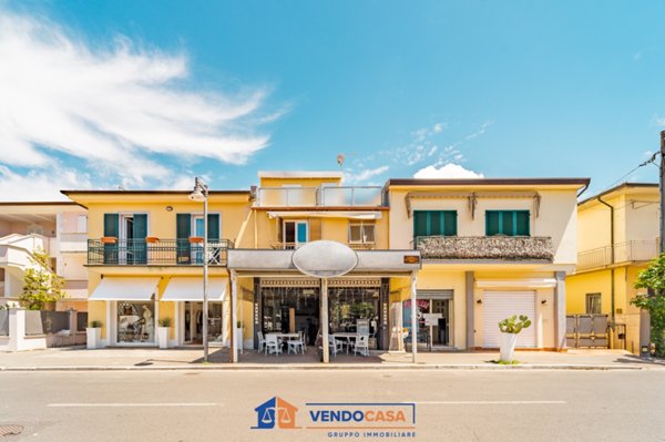 appartamento in vendita a Massa in zona Marina dei Ronchi
