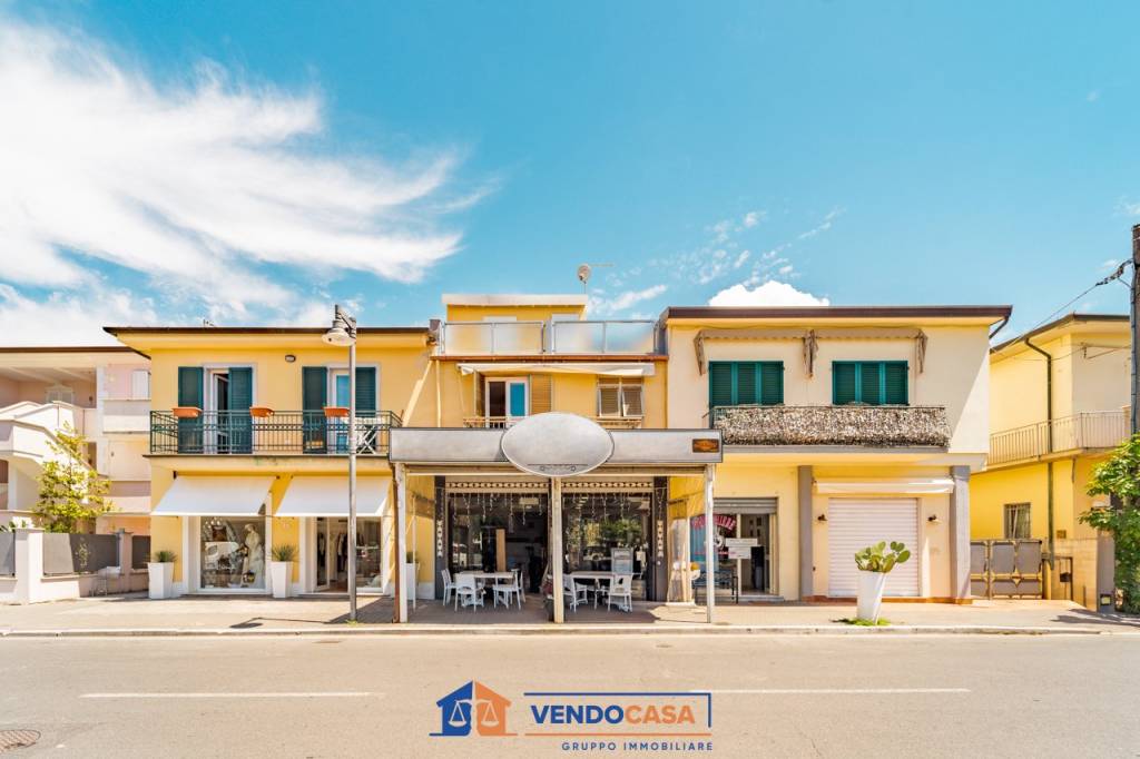 appartamento in vendita a Massa in zona Marina dei Ronchi