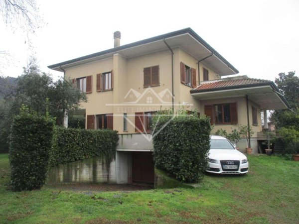 casa indipendente in vendita a Massa