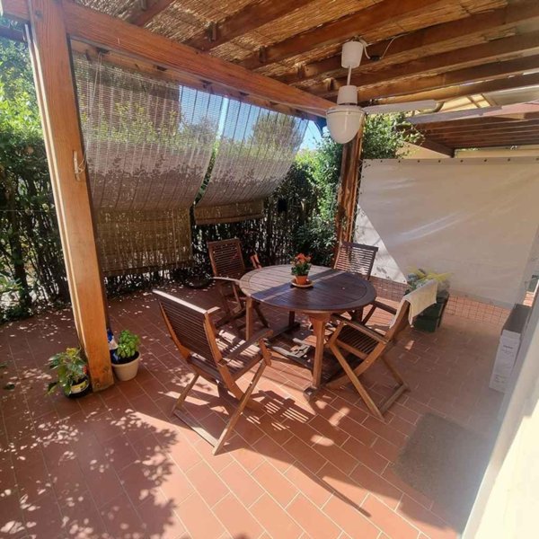 casa indipendente in vendita a Massa in zona Marina dei Ronchi
