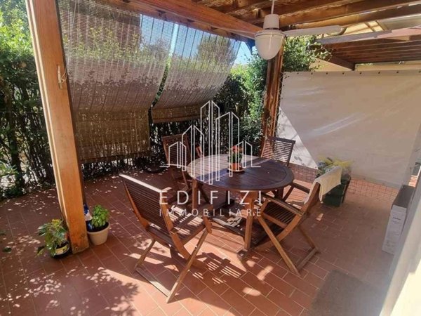 casa indipendente in vendita a Massa in zona Marina dei Ronchi