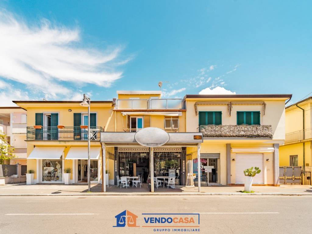 intera palazzina in vendita a Massa in zona Marina dei Ronchi