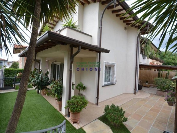 casa indipendente in vendita a Massa
