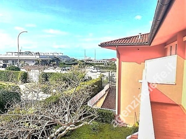 casa indipendente in vendita a Massa in zona Marina dei Ronchi