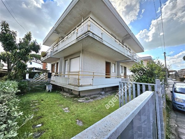 casa indipendente in vendita a Massa in zona Marina dei Ronchi
