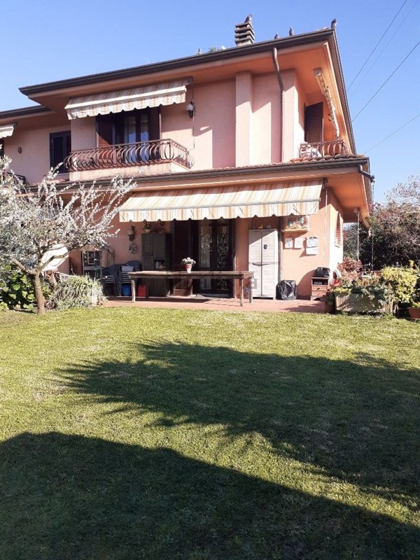 casa indipendente in vendita a Massa in zona Quercioli