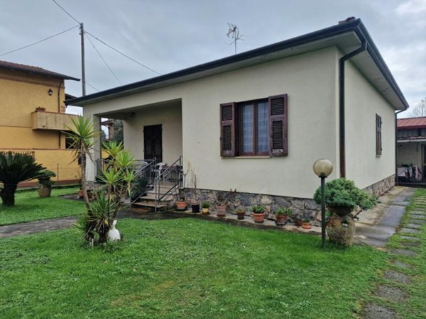 casa indipendente in vendita a Massa in zona Marina dei Ronchi