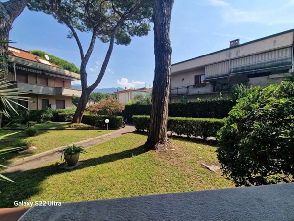 appartamento in vendita a Massa in zona Marina dei Ronchi