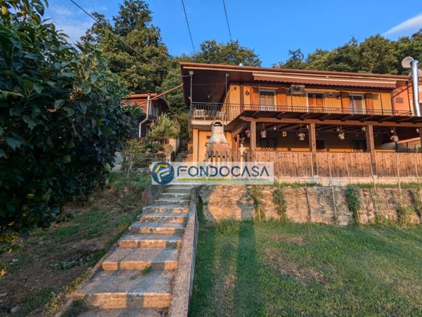 casa indipendente in vendita a Massa in zona Pariana