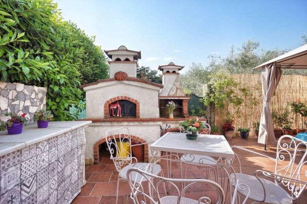 casa indipendente in vendita a Massa in zona Marina di Massa