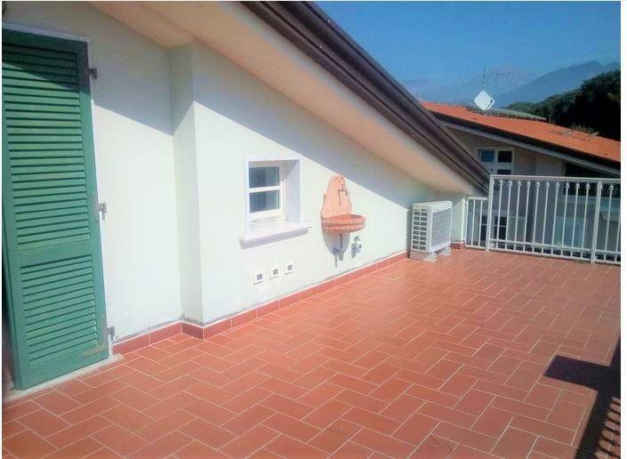 appartamento in vendita a Massa in zona Marina di Massa