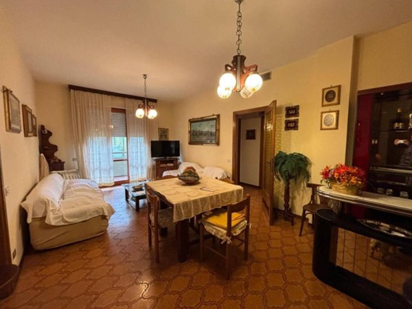 appartamento in vendita a Massa in zona Marina dei Ronchi