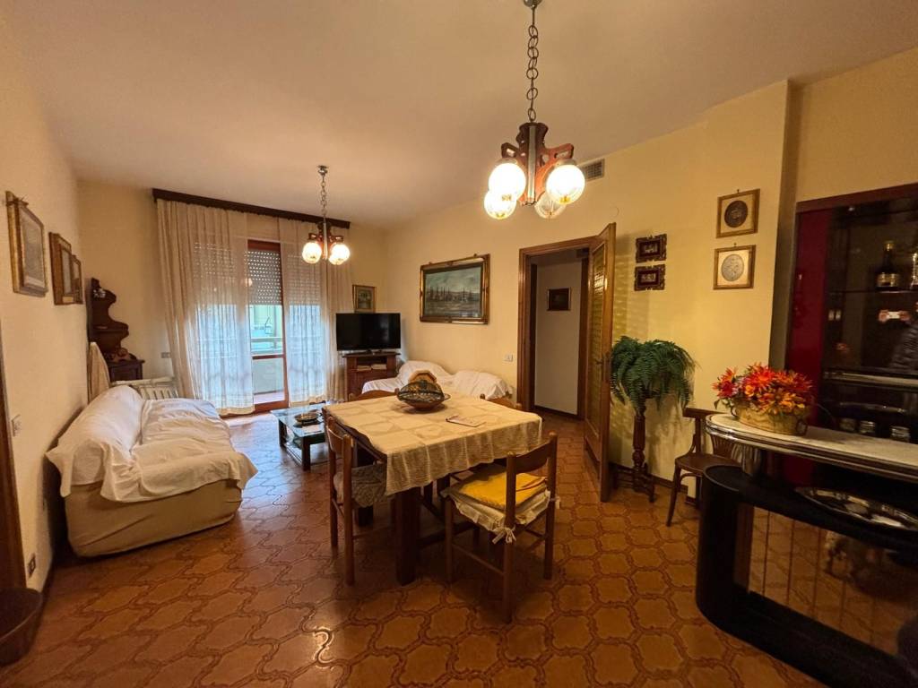 appartamento in vendita a Massa in zona Marina dei Ronchi
