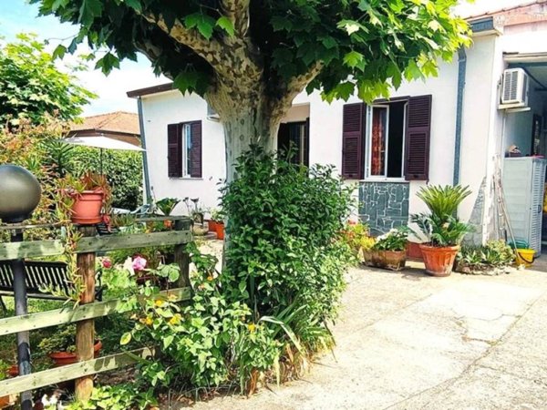 casa indipendente in vendita a Massa in zona Romagnano
