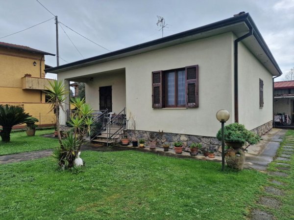 quadrivano in vendita a Massa in zona Marina dei Ronchi