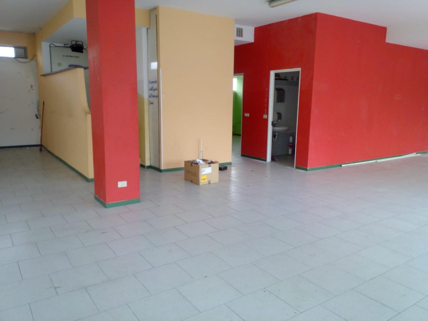 locale commerciale in vendita a Massa in zona Marina di Massa