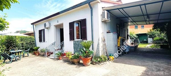 casa indipendente in vendita a Massa in zona Romagnano