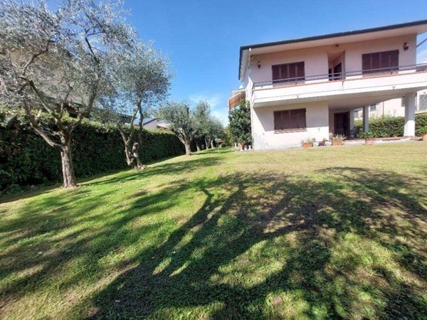 casa indipendente in vendita a Massa in zona Marina di Massa