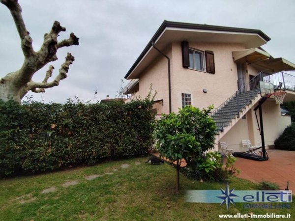 casa indipendente in vendita a Massa in zona Poveromo