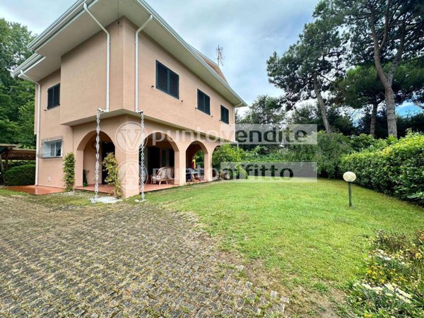 casa indipendente in vendita a Massa in zona Marina dei Ronchi