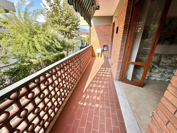 appartamento in vendita a Massa in zona Marina dei Ronchi