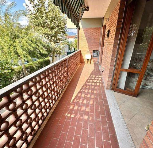 appartamento in vendita a Massa in zona Marina dei Ronchi