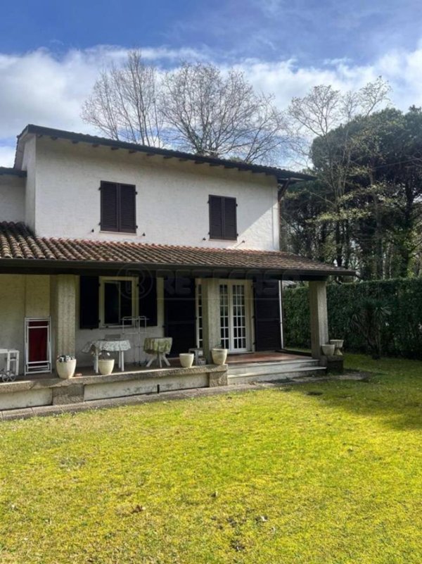 casa indipendente in vendita a Massa in zona Marina di Massa