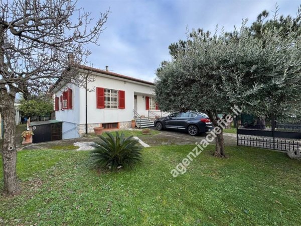 casa indipendente in vendita a Massa in zona Quercioli