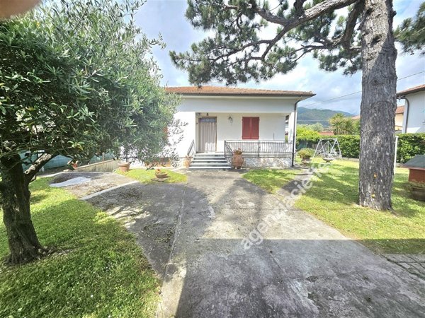 casa indipendente in vendita a Massa in zona Quercioli