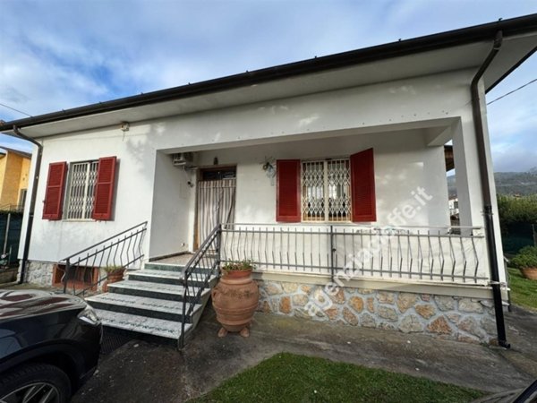 casa indipendente in vendita a Massa in zona Quercioli