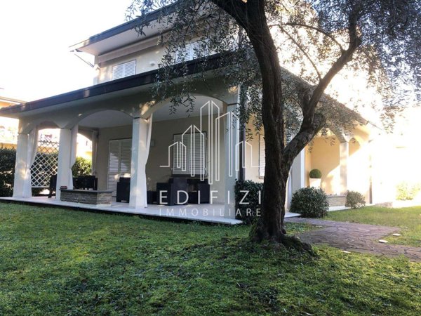 casa indipendente in vendita a Massa in zona Marina dei Ronchi