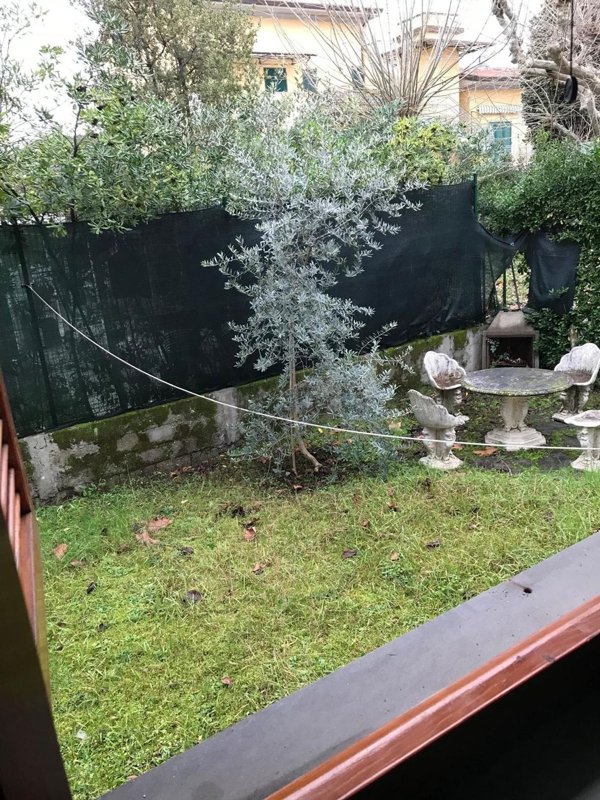 appartamento in vendita a Massa in zona Marina di Massa