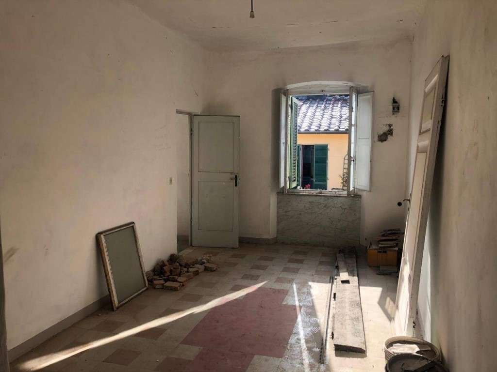appartamento in vendita a Massa in zona Centro Storico