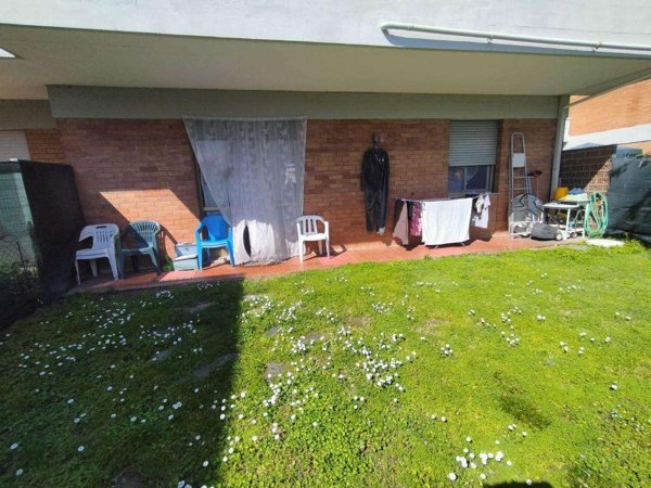 appartamento in vendita a Massa in zona Marina di Massa