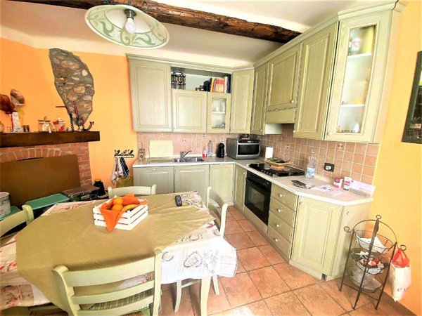 intera palazzina in vendita a Massa in zona Castagnola