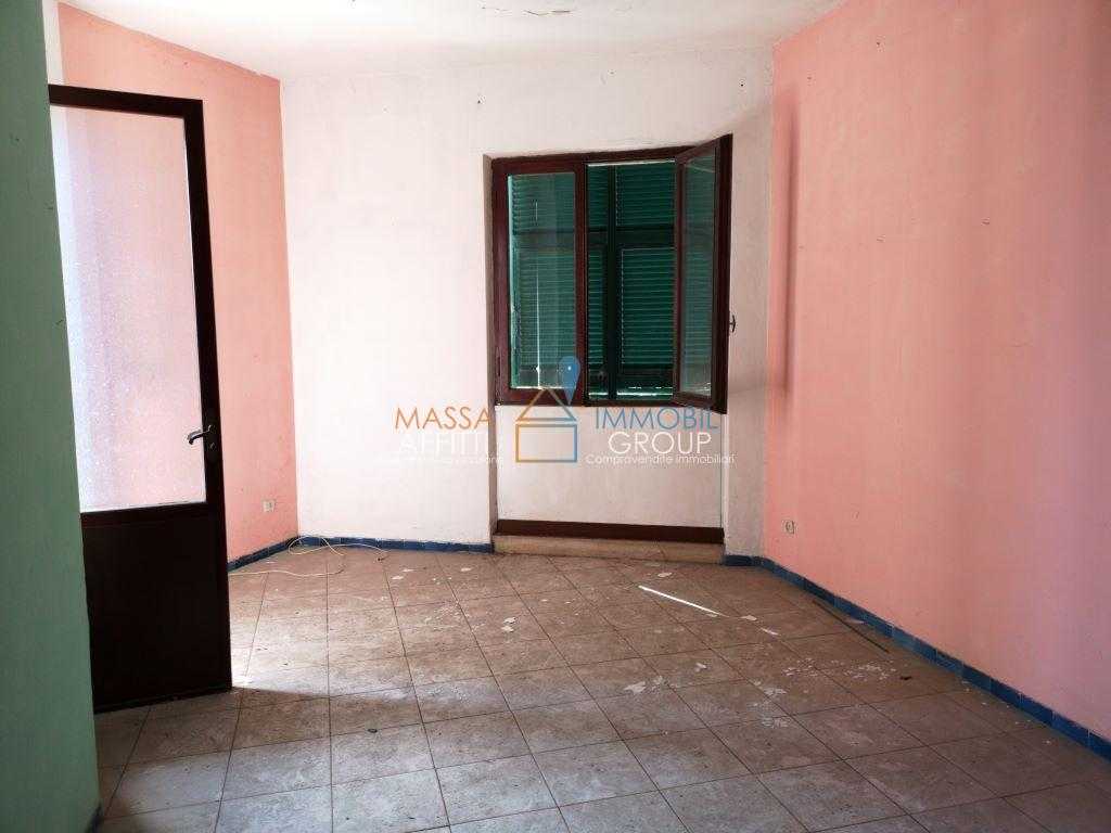 appartamento in vendita a Massa in zona Marina di Massa