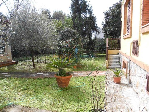 casa semindipendente in vendita a Massa in zona Romagnano