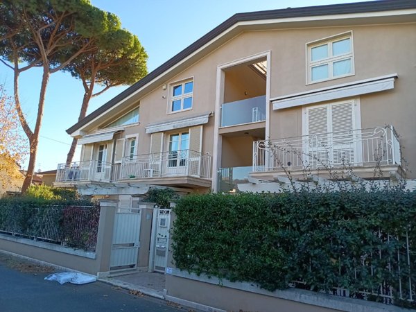 appartamento in vendita a Massa in zona Marina di Massa
