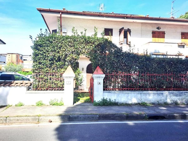 casa indipendente in vendita a Massa in zona Marina di Massa